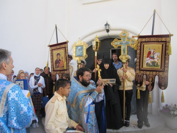 Крестный ход после литургии на праздник Успения Пресвятой Богородицы