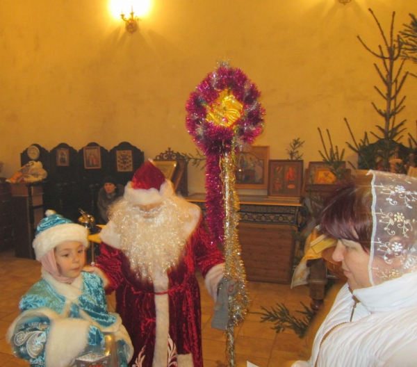 Дед Мороз со Снегурочкой дарят подарки