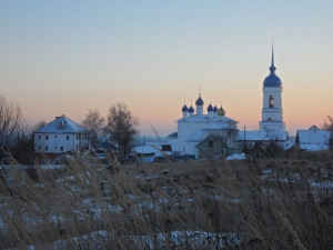 Свято-Успенский монастырь в зимний вечер