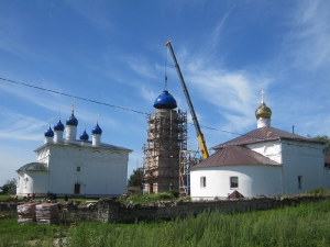 Установка купола и временного креста на колокольне
