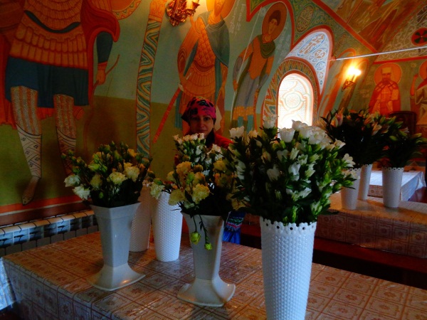 Подготовка цветов для украшения плащаницы Пресвятой Богородицы