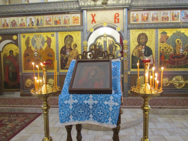 Икона Казанской Божией Матери на аналое в Успенском храме