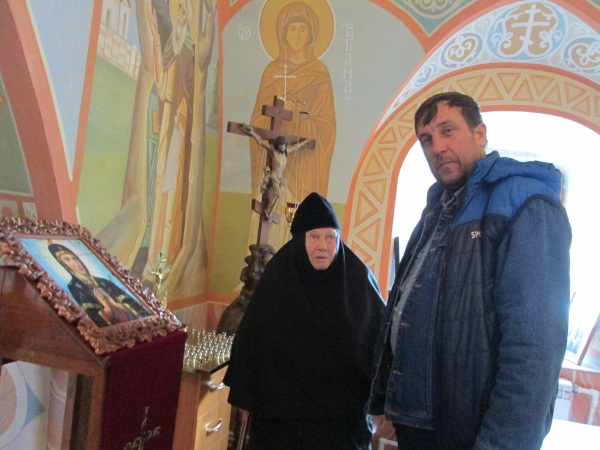 Мать Георгия, экскурсовод по обители. С паломником в Георгиевском храме.
