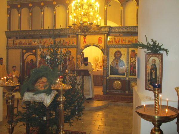 Отец Павел зачитывает обращение патриарха Кирилла на праздник Рождества Христова после ночной службы 7 января 2015 года