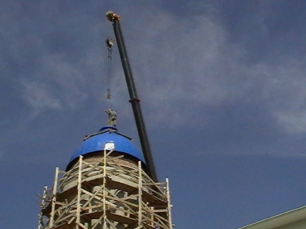 Установка купола и временного креста на колокольне