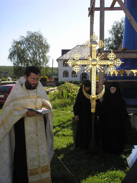 Установка постоянного креста  на шпиле колокольни и его освящение